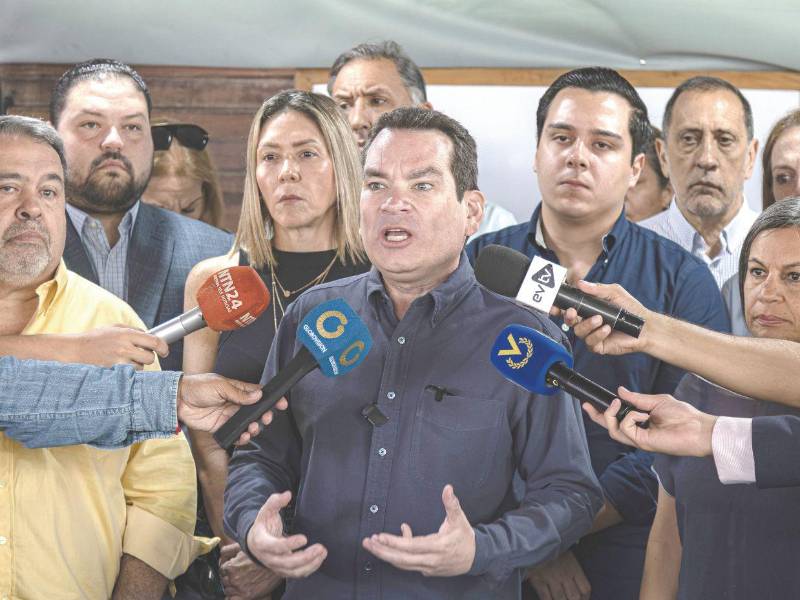 Política. El diputado opositor Tomás Guanipa habla durante una rueda de prensa en Caracas. El grupo opositor venezolano Unión y Cambio exigió que el tema electoral sea “el primer punto de discusión” en los próximos encuentros del diálogo entre el chavismo y la oposición, cuyo primer ciclo finalizó ayer.