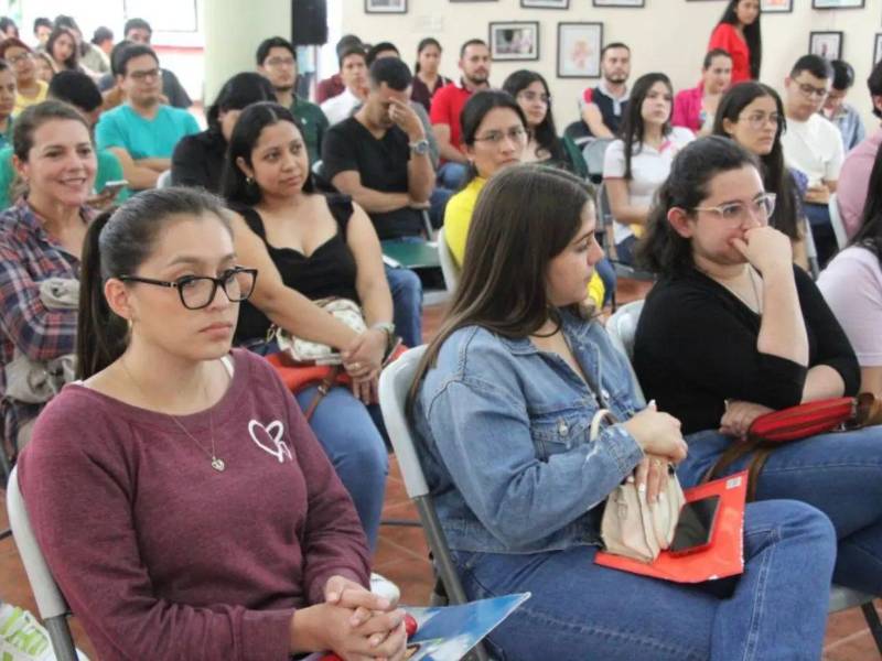 Los aspirantes podrán solicitar información adicional escribiendo al correo electrónico<b> </b>becas@formatoeducativo.com o comunicándose mediante llamada o WhatsApp al número +34 634 254 394.