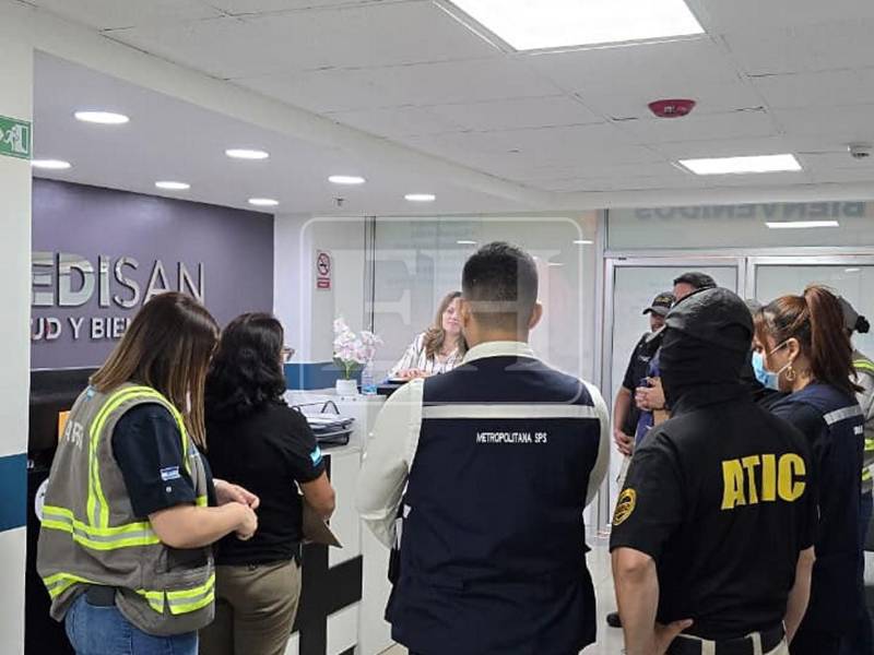 La acción ocurre tras una investigación de EL HERALDO Plus y LA PRENSA Premium que documentó supuestos diagnósticos falsos mediante “resonancia cuántica” y la venta de costosos tratamientos.