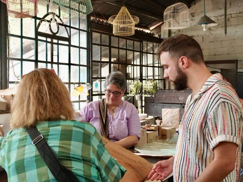 Historiador de formación, recorrió distintos puntos artísticos de la ciudad y sus alrededores, además de visitar talleres de creadores locales.