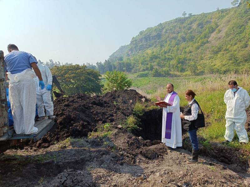El sepelio de los 20 cuerpos contó con la presencia del sacerdote Wilson Canizales, para hacer una oración de cuerpo presente.