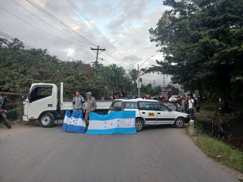 Las obras paralizadas en Mateo provocaron nuevas protestas, donde los pobladores exigen que la SIT termine de una vez la carretera dañada.