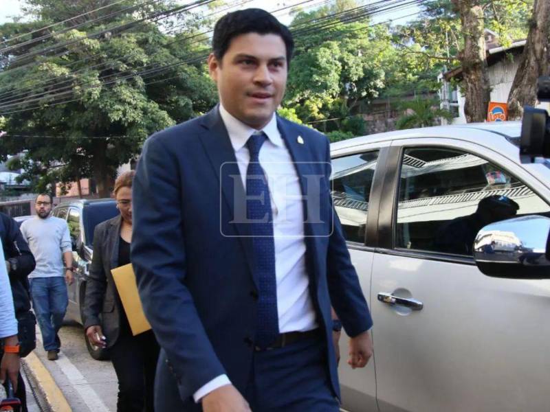 El ahora exconsejero del Consejo Nacional Electoral, Marlon Ochoa, ya no se encuentra en Honduras. La noche del pasado jueves 16 de abril fue destituido de su cargo.