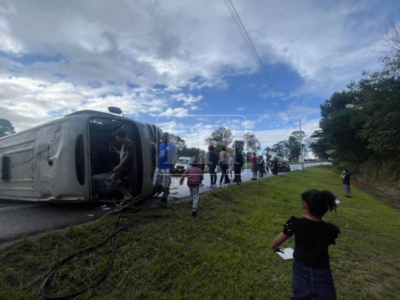 El fuerte accidente dejó, de manera preliminar, un saldo de siete personas heridas en la carretera CA-5 a la altura de El Durazno.