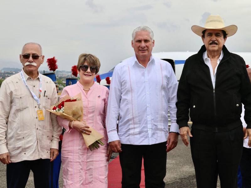 José Manuel Zelaya y el embajador de Cuba en Honduras, Juan Roberto Loforte, recibiendo al mandatario cubano, Miguel Díaz-Canel, y la primera dama de Cuba, Lis Cuesta Peraza.