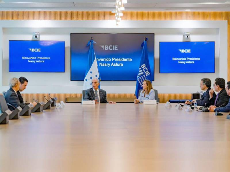 El mandatario hondureño se reunió con las autoridades del BCIE.