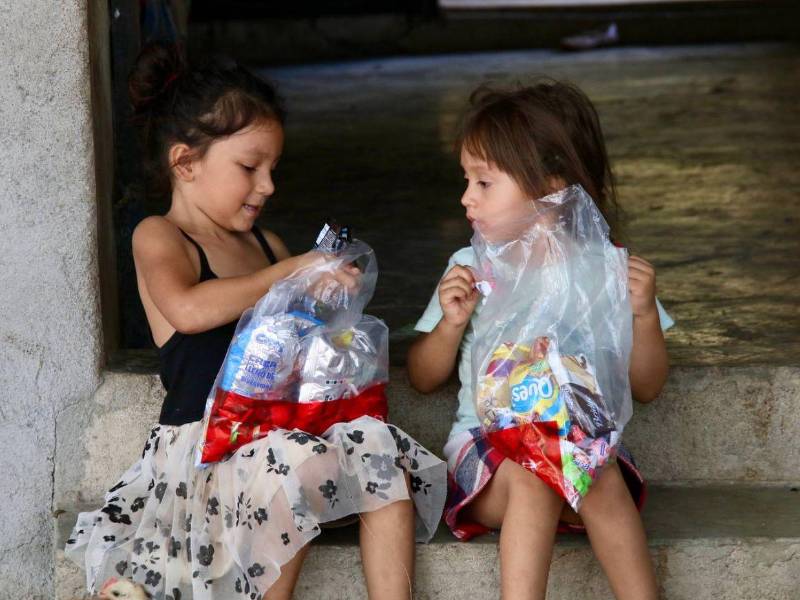 Una bolsa llena de dulces y golosinas alegró el corazón de estos pequeñines, que también merecen celebrar el Día del Niño.