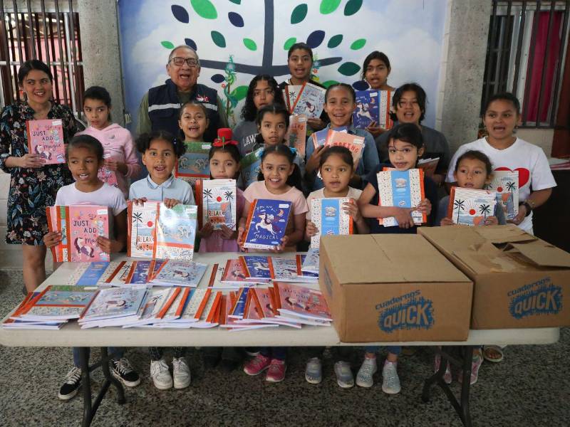 La campaña solidaria llevó material educativo a niñas en condición de vulnerabilidad, apoyando su formación académica.