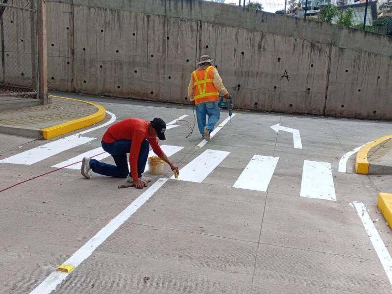 La Alcaldía también realizó trabajos de señalización vial en las inmediaciones de Casa Presidencial, donde se pintaron bordillos y líneas de tránsito con el objetivo de ordenar el espacio público y reforzar la seguridad vial en la zona.