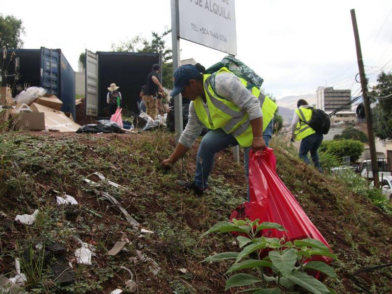 La Alcaldía del Distrito Central, junto con Mujeres por Honduras, desarrolló una jornada de limpieza en varios sectores de Tegucigalpa para retirar basura y prevenir inundaciones.