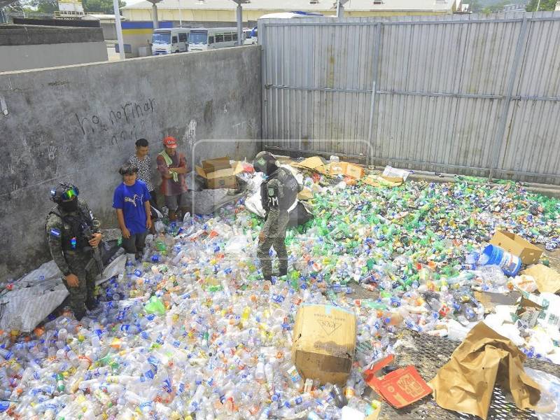 Tras el intenso operativo de la Policía Militar, junto a binomios del Batallón Canino, en el área de basureros y reciclaje de la Gran Central Metropolitana en San Pedro Sula, fue encontrada droga oculta entre los desechos sólidos. Aquí las imágenes del operativo.