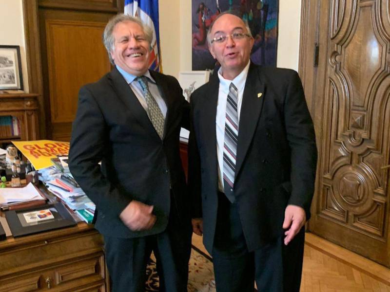 El Dr. Denis Castro Bobadilla comparte risas y un momento de absoluta camaradería junto a Luis Almagro, exsecretario general de la OEA.
