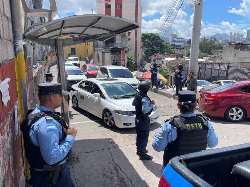 Muchos taxistas han preferido no brindar declaraciones públicas por razones de seguridad, la ausencia de unidades en varios puntos de abordaje refleja el temor que viven quienes trabajan en este oficio.