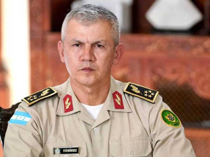 Roosevelt Hernández, general en condición de retiro, enfrenta un proceso judicial por delitos relacionados con acciones contra periodistas y la libertad de expresión.