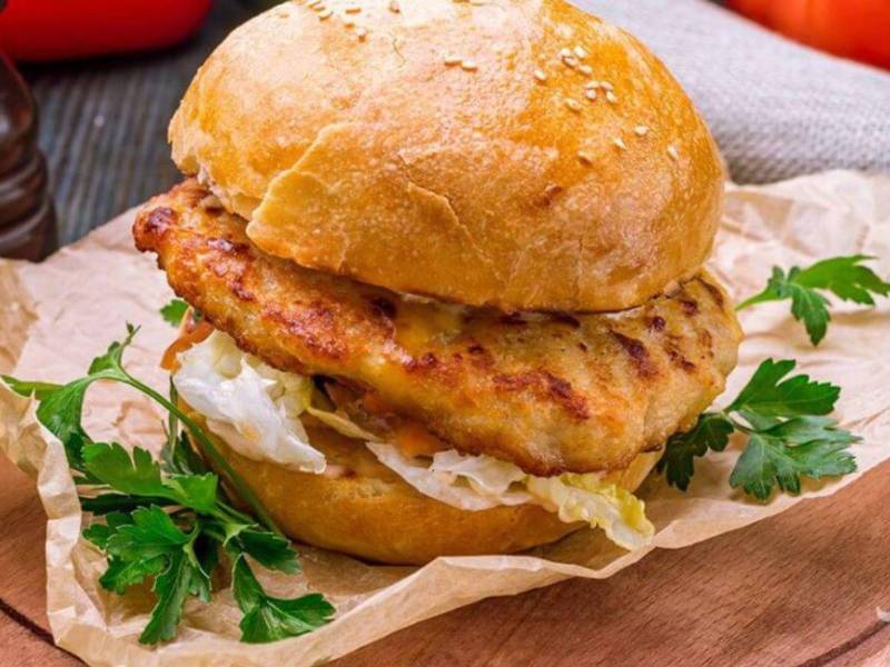 La hamburguesa de pollo a la parrilla es una excelente fuente de proteínas magras, esenciales para la reparación muscular y el desarrollo corporal.