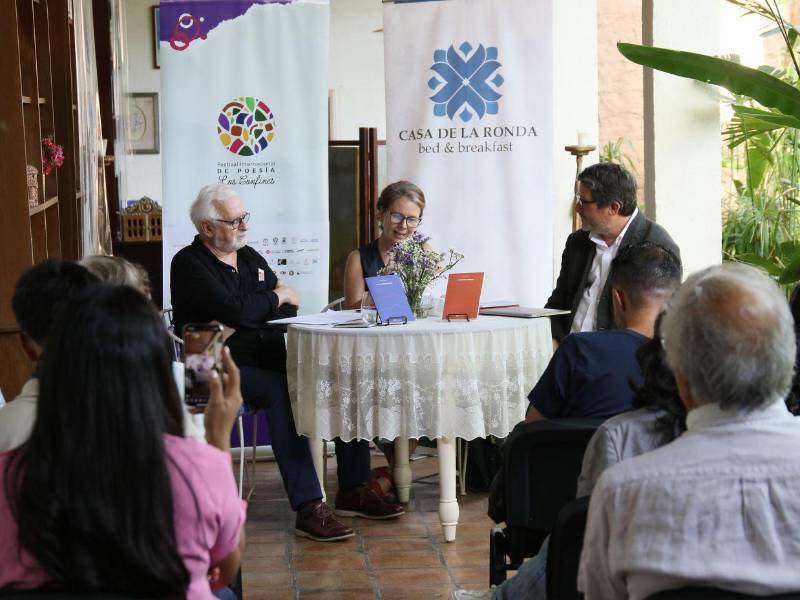 El preámbulo de la inauguración del Festival Internacional de Poesía Los Confines 2026 se extendió hasta Casa de La Ronda, donde Guatemala y Canadá estuvieron representadas en voz de sus poetas.