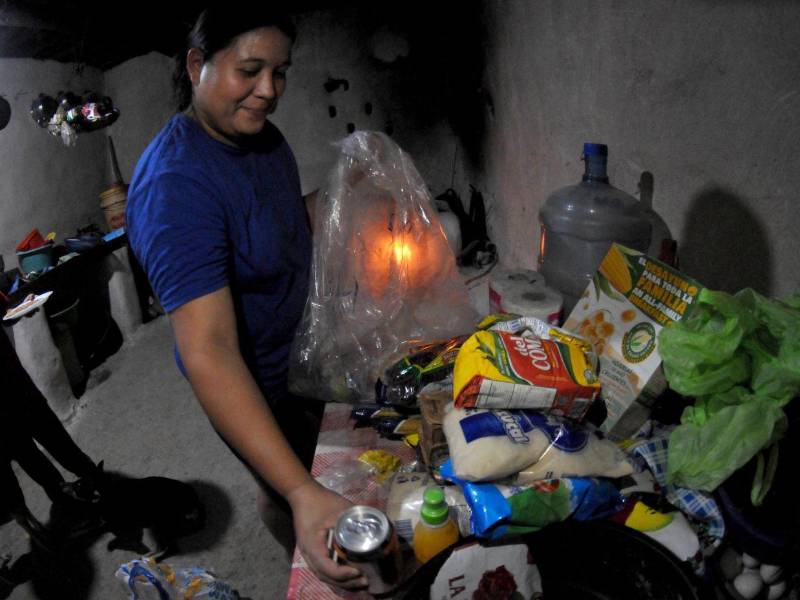 Las familias recibieron con agradecimiento los alimentos que llevó el equipo de EL HERALDO.