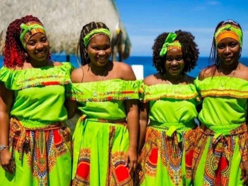 Islas de la Bahái también es rico por su cultura garífuna, afincada en la comunidade Punta Gorda, en Roatán.