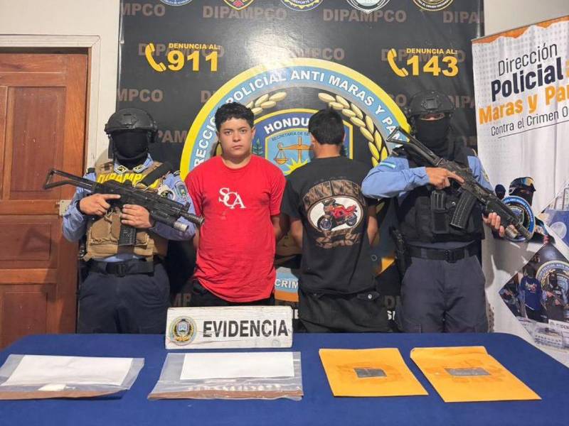 Durante la acción policial, a los sospechosos se les decomisaron varias dosis de supuesta cocaína.