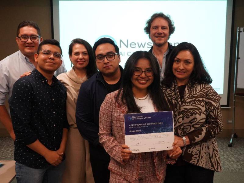 Olga Britto, directora de WAN-IFRA LATAM; los coaches Claudia Báez y Christophe Israel, junto a los periodistas de Grupo OPSA, tras recibir el diploma de finalización del programa Newsroom AI Catalyst.