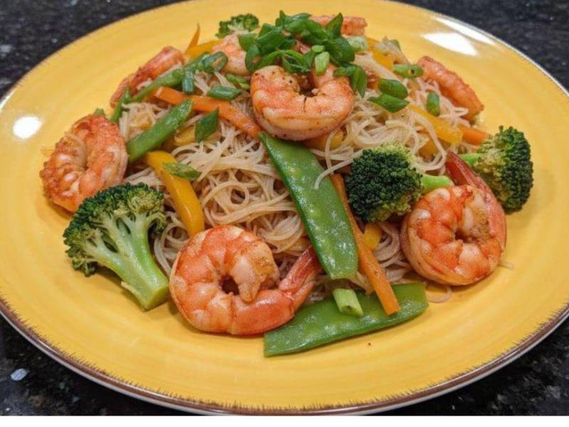 Este platillo es rico en proteína que aportan los camarones, las vitaminas de los vegetales y la fibra libre de gluten de los fideos.
