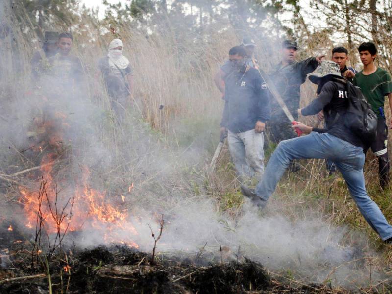 Las Fuerzas Armadas de Honduras (FF AA) participaron durante el fin de semana en el combate y control de al menos nueve incendios forestales registrados en diferentes regiones del país, informaron autoridades.