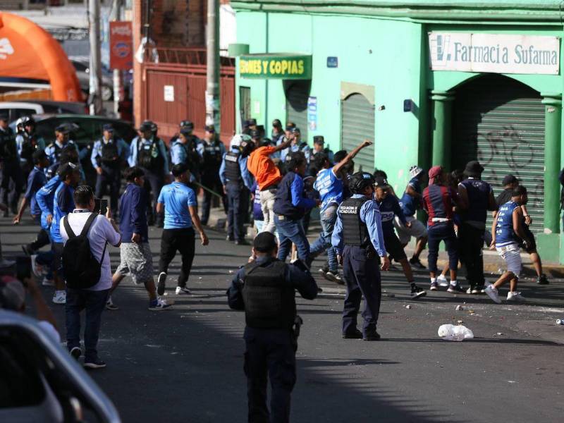 Como parte de las acciones inmediatas, la Secretaría de Seguridad ordenó la conformación de un equipo técnico especializado para llevar a cabo las investigaciones correspondientes.