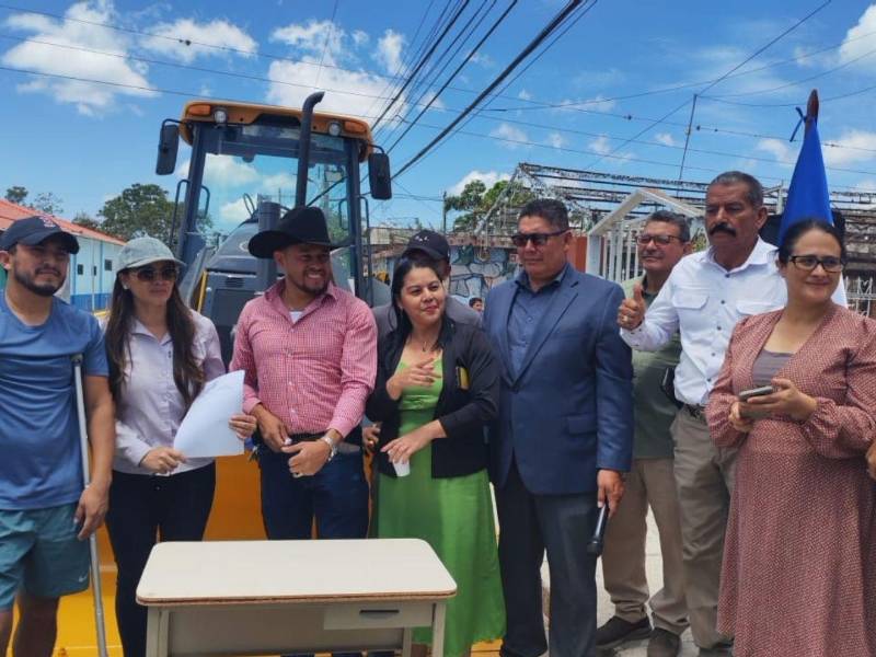 Momento que las autoridades reciben la primera maquinaria en el municipio de Lepaterique.