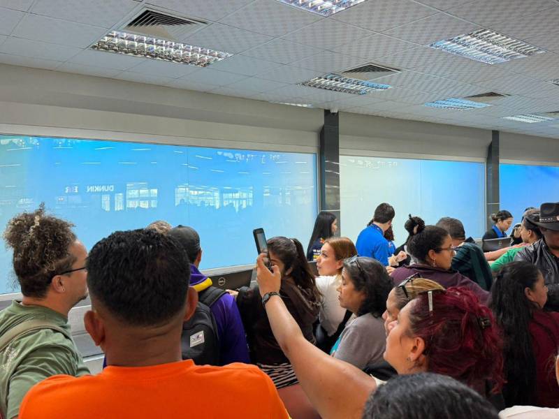 Los pasajeros exigen respuestas a la aerolínea.