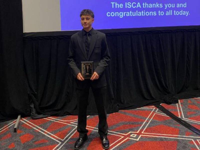 El futbolista hondureño siendo premiado tras su gran temporada marcando goles.