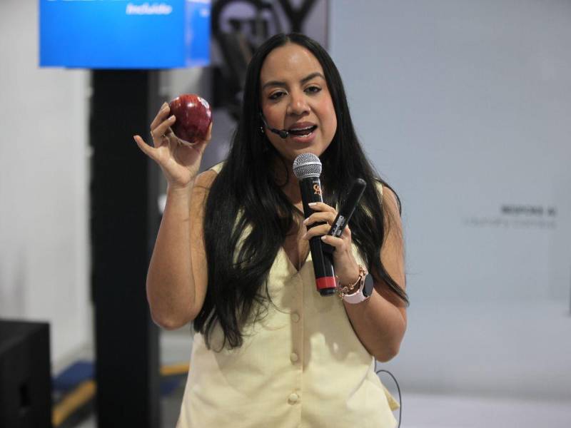 La cámara detecta, por ejemplo, que se extrajo una manzana, actualiza la lista y permite programar su fecha de vencimiento. Esto nos evita comprar de más, desperdiciar o simplemente olvidar lo que ya tenemos en casa, explicó Baca.