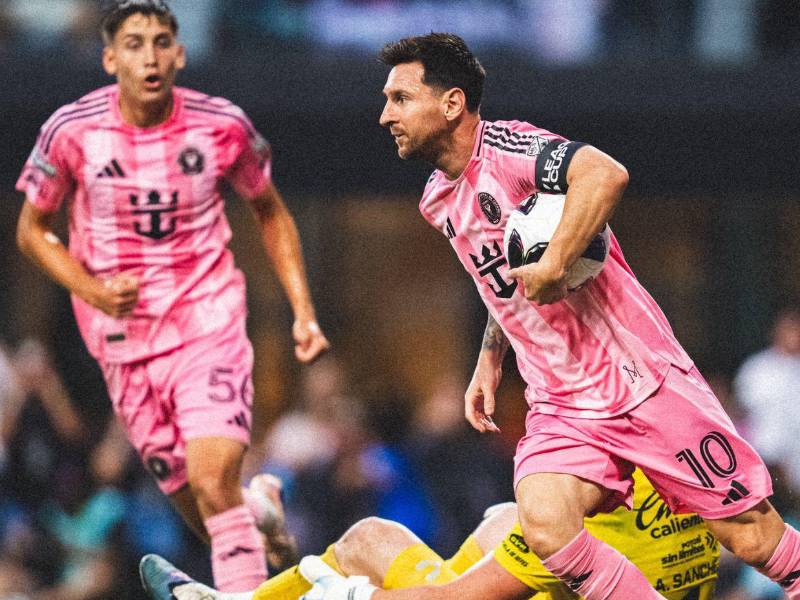 Lionel Messi se despachó con doblete tras volver de la Copa del Mundo.