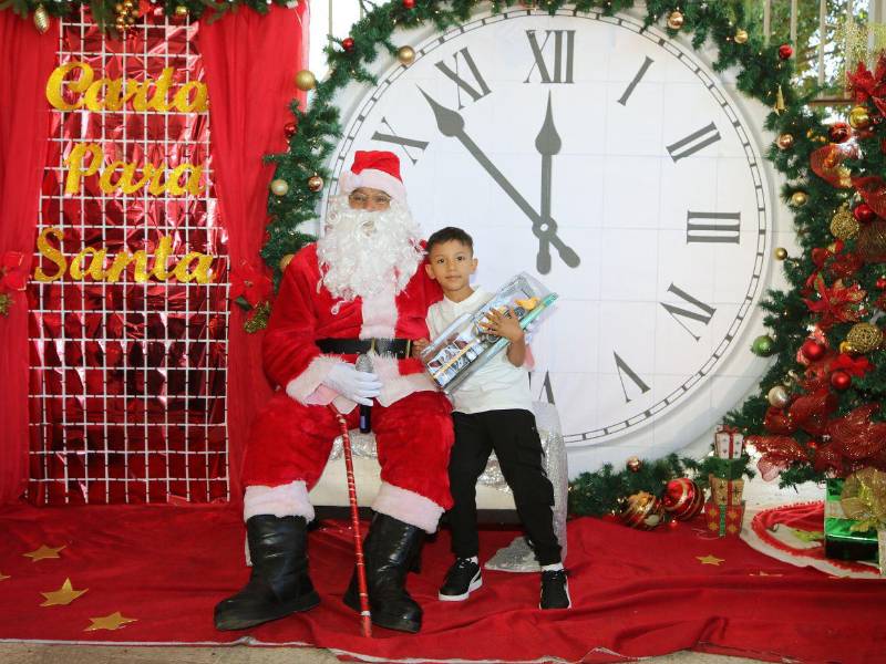 Los pequeños no perdieron la oportunidad de inmortalizar en una fotografía la visita del personaje navideño que vino a Honduras desde el Polo Norte.