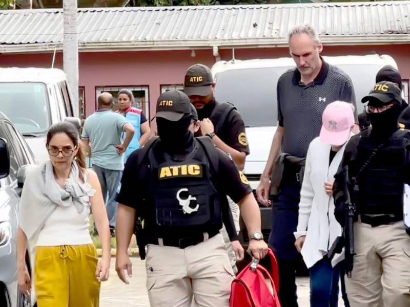 Los sospechosos al momento de ser detenidos por elementos de la Agencia Técnica de Investigación Criminal (ATIC).