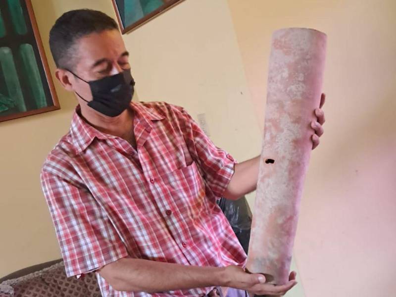 El arquitecto Ernesto Soto muestra el tipo de conducto que servía para canalizar el agua en las paredes de la Biblioteca.