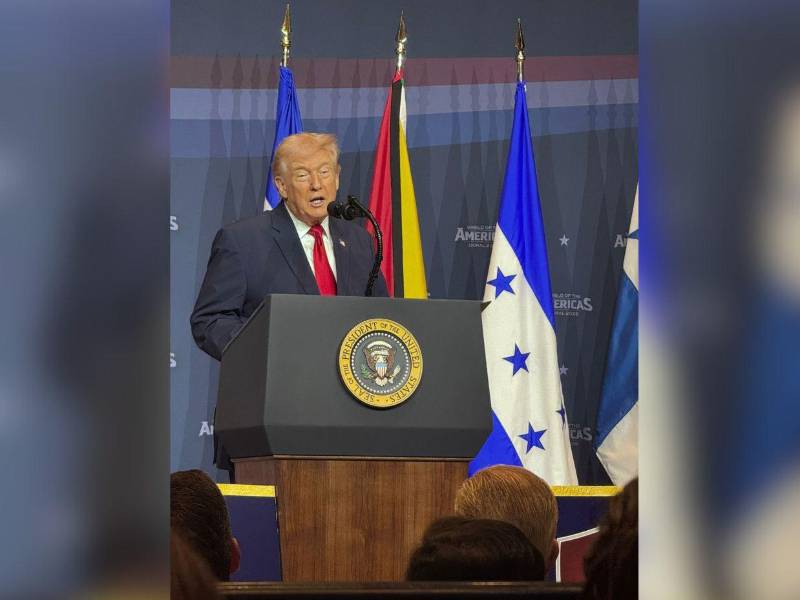 El mandario brindó declaraciones ante los invitados previo a la firma de compromisos.