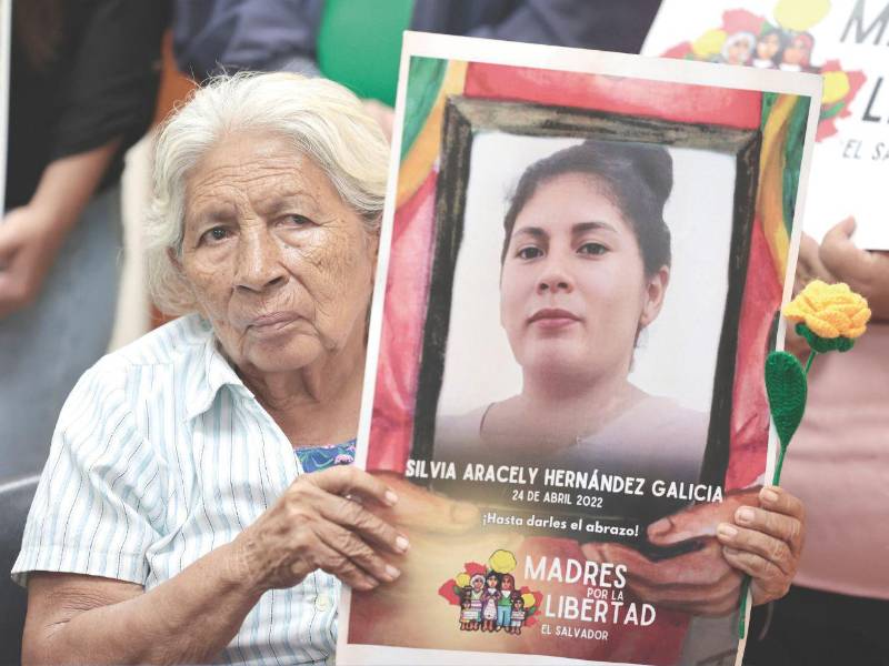 JUSTICIA. Familiares y miembros de algunas organizaciones sociales exigieron libertad incondicional para las personas detenidas durante un régimen de excepción, a los que consideran inocentes, y rechazaron el plan del presidente Nayib Bukele de otorgar libertad anticipada.