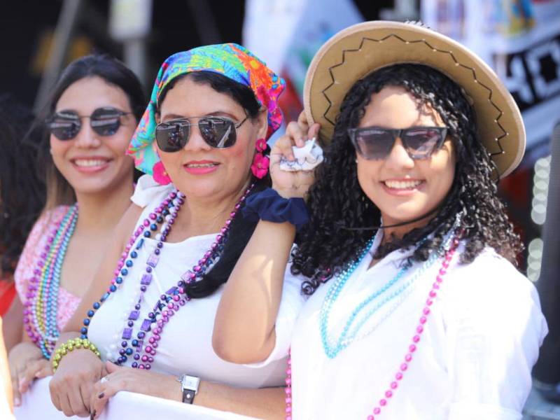 Pese al intenso calor en el día, hondureños se pusieron sus ropas más frescas y salieron a disfrutar del gran cierre de la Feria Isidra 2026.