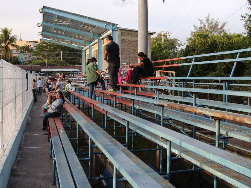 Deportistas y entrenadores enfrentan estacionamientos insuficientes, servicios sanitarios en mal estado y espacios deportivos deteriorados por el uso y la falta de mantenimiento.