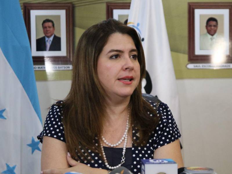 La presidente del CNE, Cossette López, afirmó que en caso de alguna dificultad de hará una contratación directa.