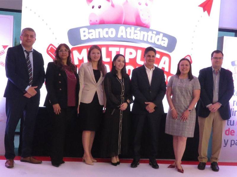 Ejecutivos de Banco Atlántida fueron partícipe del último sorteo de las promociones “Multiplica tus ahorros” y “Duplica tus Remesas”.