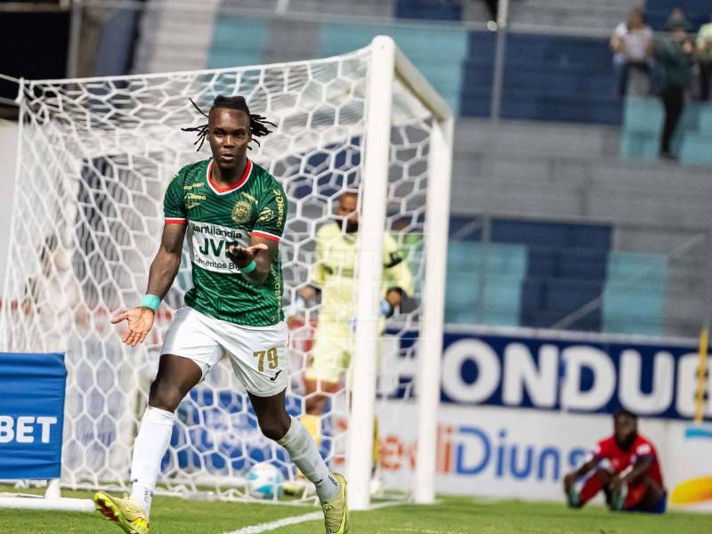 Rubilio Castillo celebrando el gol que le dio el triunfo a Marathón.