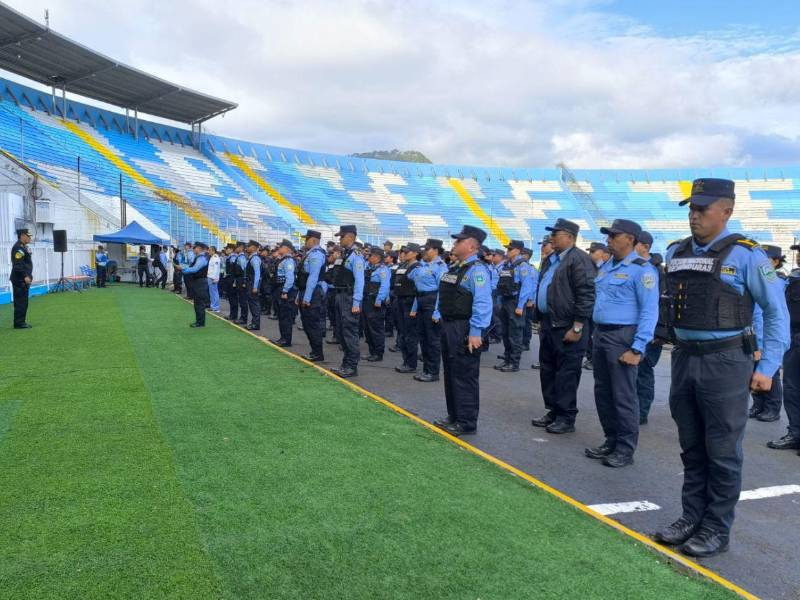Al menos cinco unidades de la Policía participan en el resguardo del Nacional.