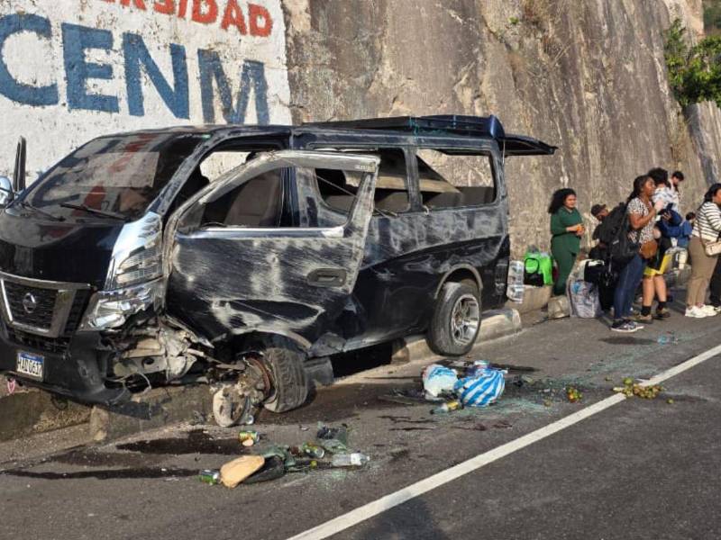 Un nuevo accidente de tránsito registrado en la carretera CA-5 volvió a generar alarma en el departamento de Comayagua, luego del volcamiento de un microbús en el sector de la Cuesta de la Virgen.