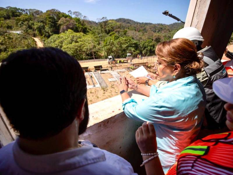 La presidenta Xiomara Castro supervisó el avance de la remodelación y mejoras del aeropuerto Internacional “Juan Manuel Gálvez” de Roatán.