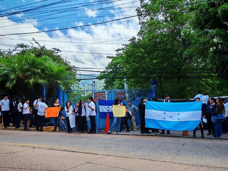 Padres de familia de varios centros educativos han salido a las calles a reclamar por el despido del personas de vigilancia y se aseo; en la foto están los padres de familia de la Escuela Nacional de Música.