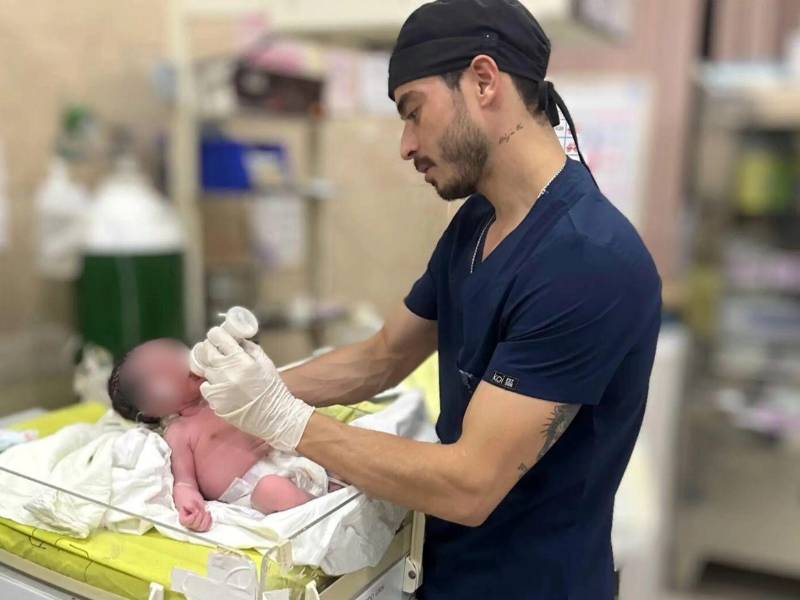 Aníbal Aryuri García López, de 36 años, era un reconocido médico que perdió la vida de manera accidental en su casa en San Pedro Sula, el pasado 5 de noviembre. Su muerte ha causado contradicciones en redes sociales, pero sobre todo consternación. Además, era hermano de un candidato a alcalde. Aquí los detalles.