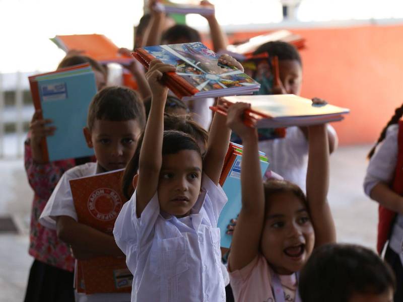Con entusiasmo, 80 niños y niñas recibieron cuadernos Quick en Comayagüela.