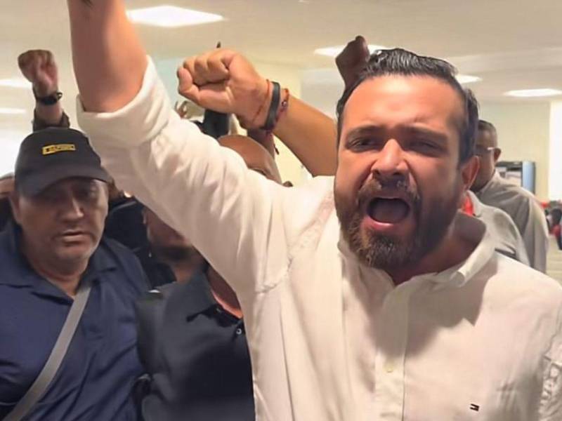 Francisco Bocanegra se reunió en las oficinas del IP con activistas de Libre, rechazando la derrota electoral y atacando a funcionarios que la aceptan.