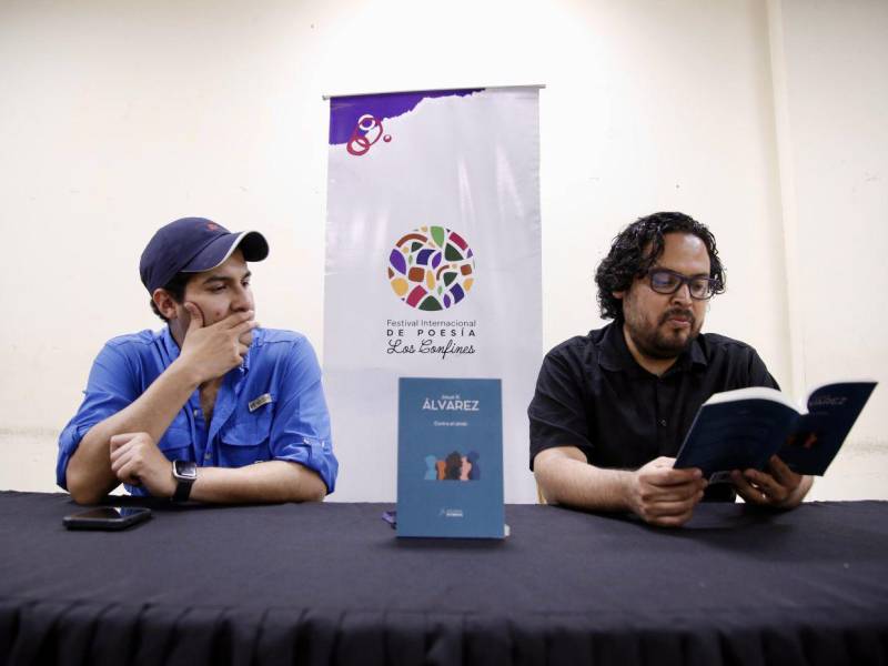 Contra el olvido fue presentado en el Festival Internacional de Poesía Los Confines. En la imagen, el escritor Luis Lezama y el autor del libro Josué Álvarez.